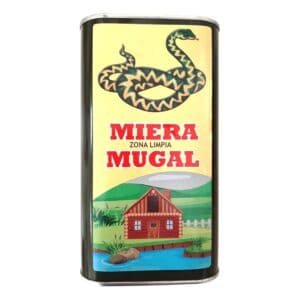 Lata de insecticida con serpiente y casa en fondo verde.