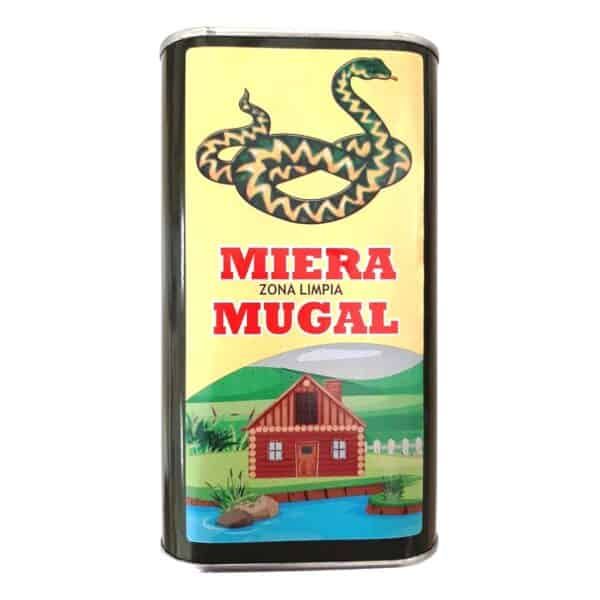 Lata de insecticida con serpiente y casa en fondo verde.