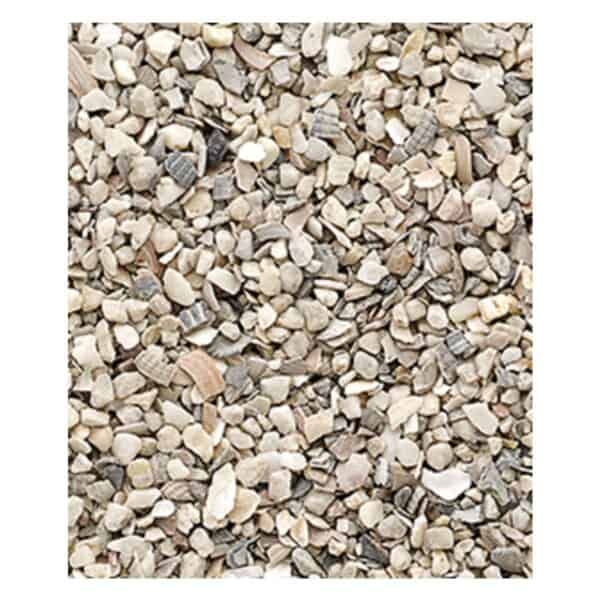 Grava pequeña y triturada para decoración de jardines y peces, textura natural y apariencia variada.