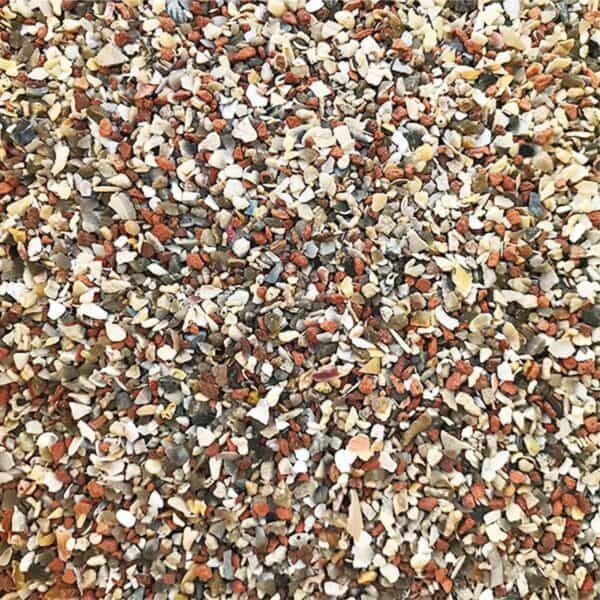 Fragmentos de conchas de playa en diferentes colores para decoración y manualidades.