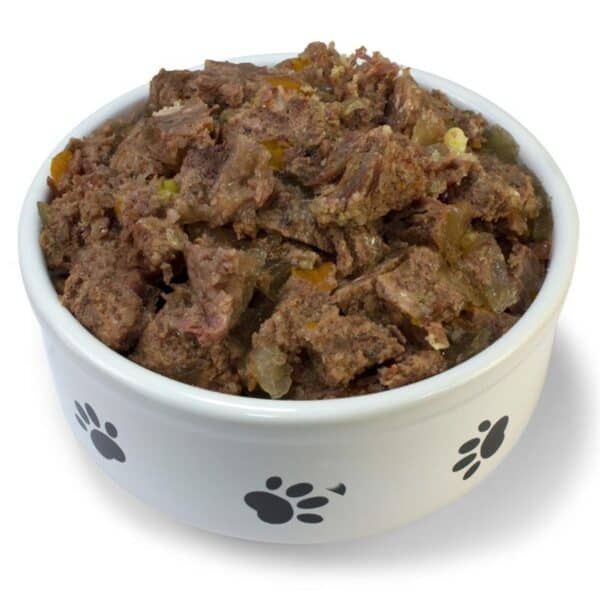 Carne de perro en cuenco blanco con huellas de patas, alimento para mascotas.