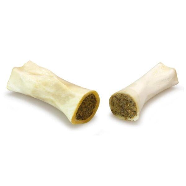 Hueso de buey con relleno de carne cruda para mascotas.