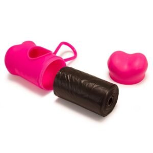 Contenedor de basura de mano en color rosa y bolsa de basura negra, accesorios de limpieza.