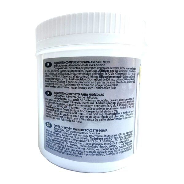 Alimento para aves de nido en formato de polvo con ingredientes naturales y vitaminas, ideal para la cría de aves en Italia.