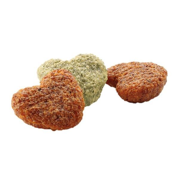 Aglio fritto, pollo frito e croquetas caseras en primer plano.