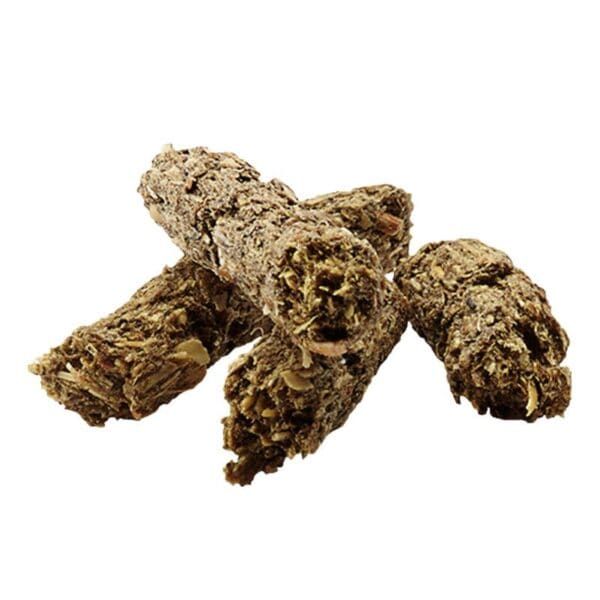 Bastones de yuca frita con semillas y especias para mascotas y animales.