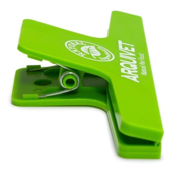 1. clip de ropa_publicitario_de_empresa_verde_con_logo.