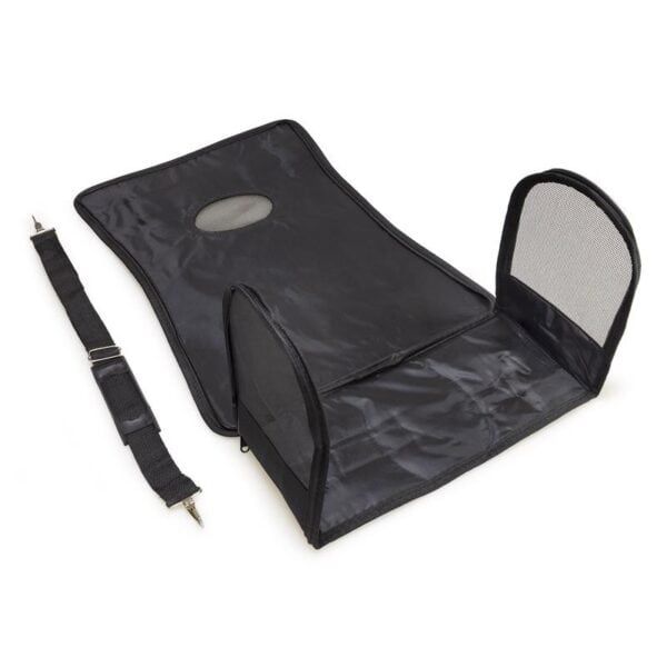 Alto texto: Bolsa de transporte para mascotas con cinturón de seguridad ajustable.