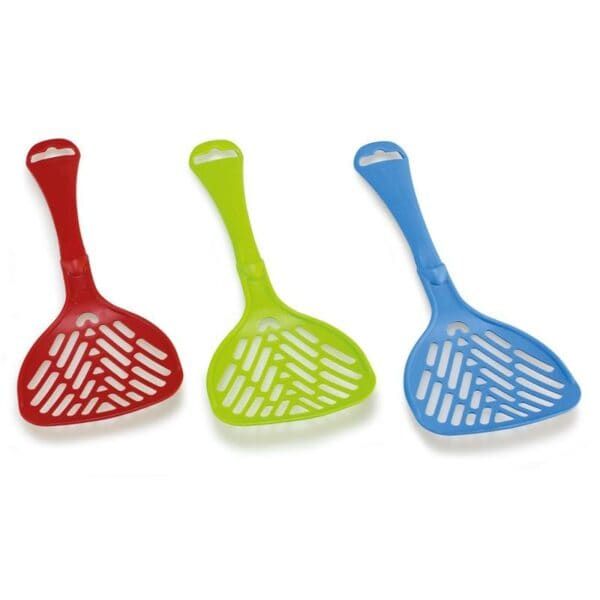 Pala para arena de colores rojo, verde y azul, ideal para juegos infantiles y playa.