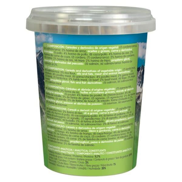 Composición de alimento para mascotas con ingredientes de carne y vegetales, etiquetado en varios idiomas y valores nutricionales claros.