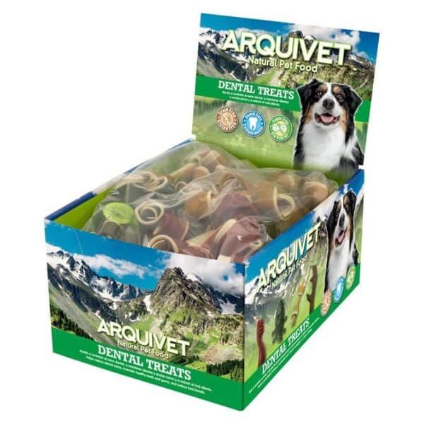 Bocadillos dentales naturales para perros en caja con imagen de montañas y perro feliz.