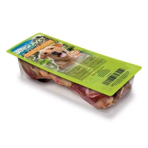 Carne de perro en empaquetado con etiqueta de marca Arcuevet para alimentación canina.