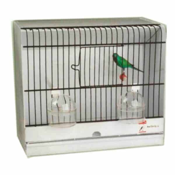 Pájaro en jaula con comederos y bebedero, ideal para aves domésticas en tienda de mascotas.