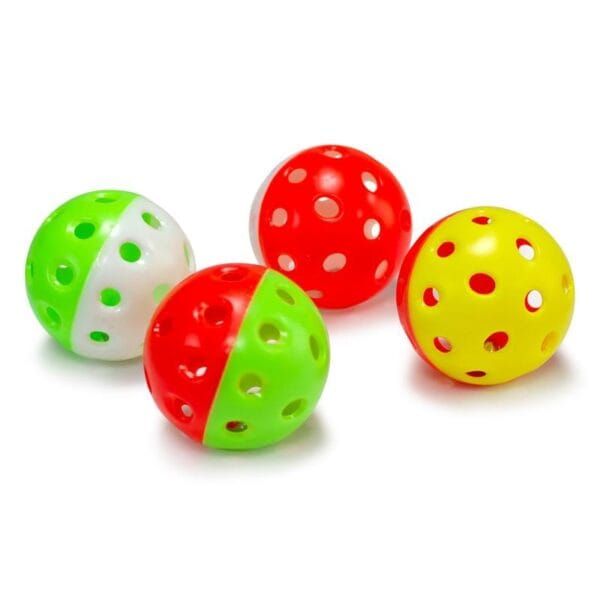 Coloridos bolas de plástico con agujeros para niños y juegos.