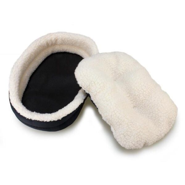 Suela de zapatillas con forro de borreguillo negro y blanco, textura suave y cálida.