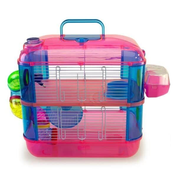 Colorido hábitat para roedores, con accesorios y espacio para animales pequeños.