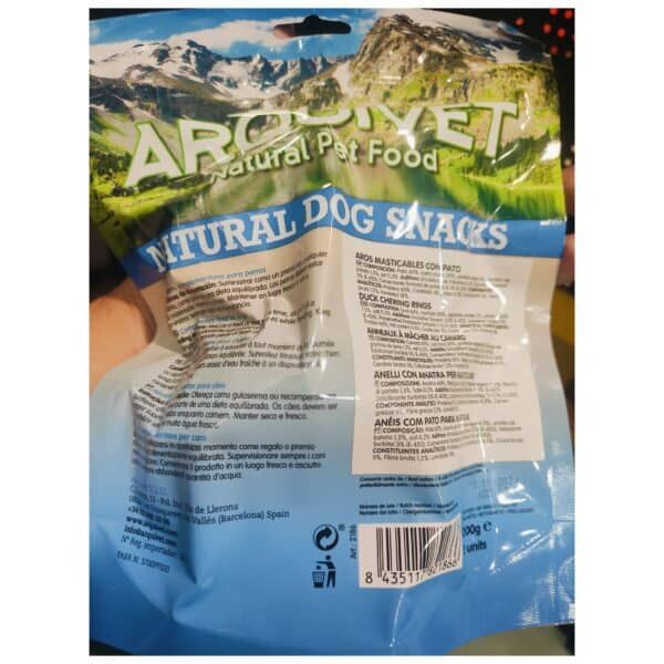 Arnés para perros con alimento natural y premios para mascotas.