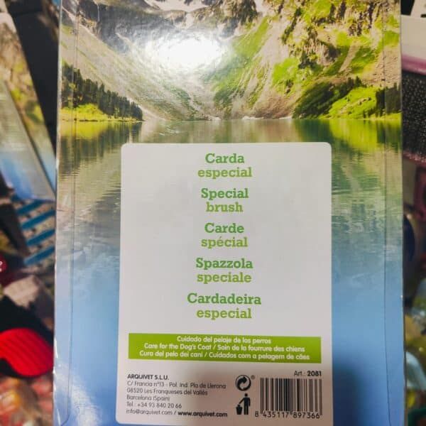 Vellón especial para perros, cuidado del pelaje y limpia pelos en una práctica carda para mascotas.