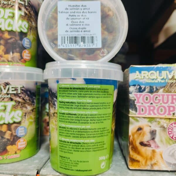 Comida enlatada para perros con salmón y arroz, opciones saludables y nutritivas, alimento húmedo para mascotas.