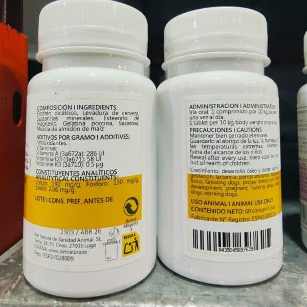 Suplemento para el crecimiento de perros y gatos, con vitaminas y ingredientes esenciales para su salud.