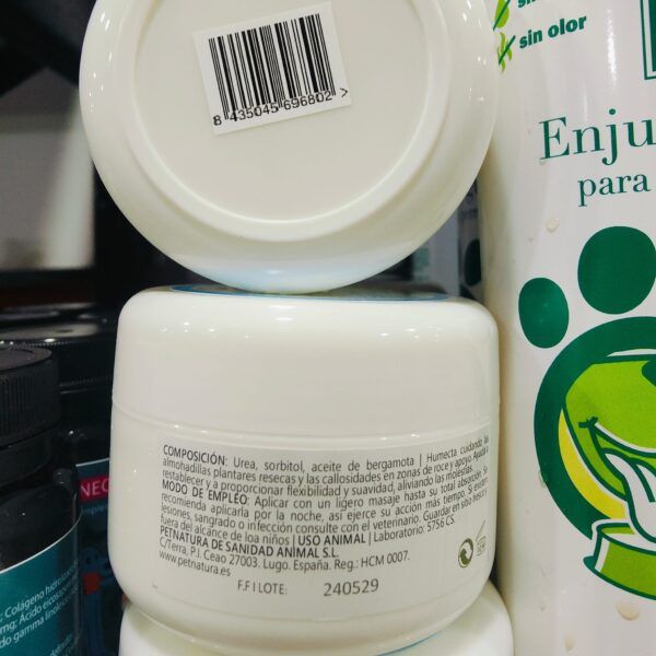 Potes de crema y productos de cuidado para mascotas en tienda online TodoMASKOTAS, especializados en artículos para mascotas y animales de compañía.