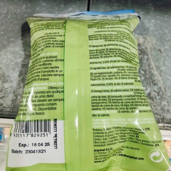 Carro de perro con ingredientes en paquete verde, comida húmeda para mascotas, ingredientes y datos nutricionales.