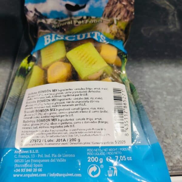 Bocaditos de cereal y carne para mascotas, 200 g, snack saludable para perros y gatos con ingredientes naturales.