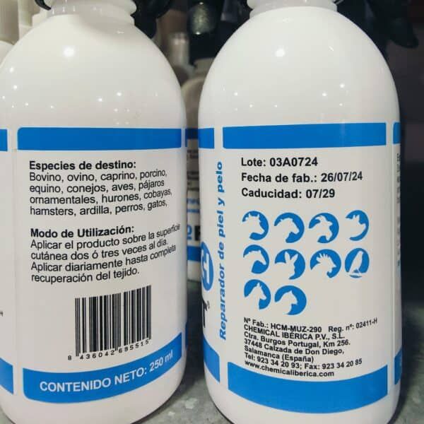 Botellas de producto para mascotas con instrucciones y ingredientes de uso, contenido de 250 ml, ideal para cuidado de animales.