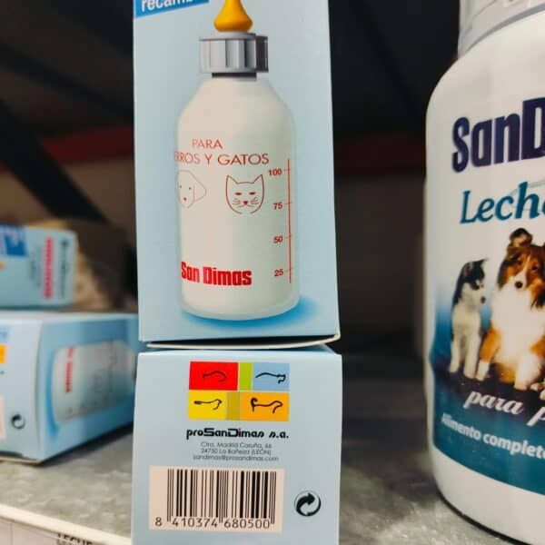 Botella de plástico para perros y gatos con medidor de dosis y dibujo de mascota.