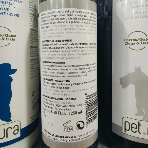 Protects and conditions pet's skin and coat, providing shine and softness, suitable for dogs and cats.