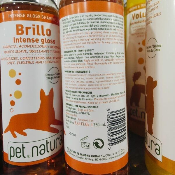 Bote de shampoo hidratante para mascotas perro y gato, cuidado y brillo natural.