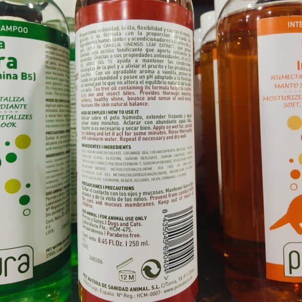 Acondicionador para mascotas con fórmula natural, ayuda a aliviar picaduras y tiene aroma agradable.