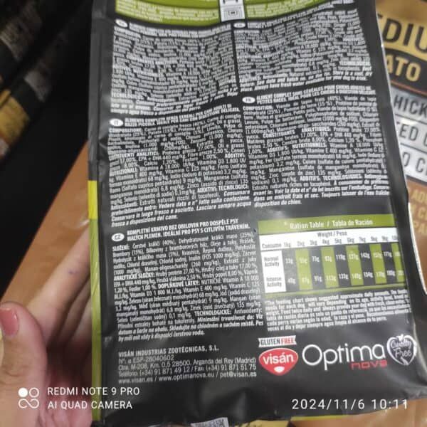 Alimento para mascotas en bolsa con texto en varios idiomas, ingredientes y tabla de raciones.