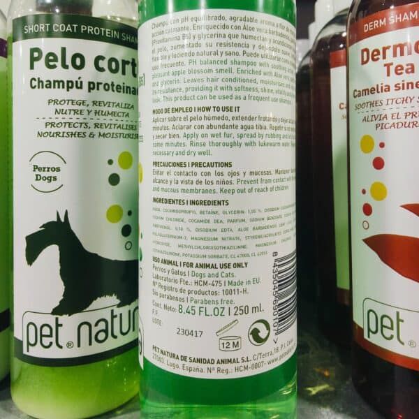 Pelo corto champú proteico para perros y gatos, cuidado y revitalización capilar.