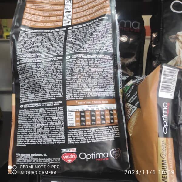 Alto texto: Comida para mascotas con ingredientes naturales y sin gluten, ideal para perros.