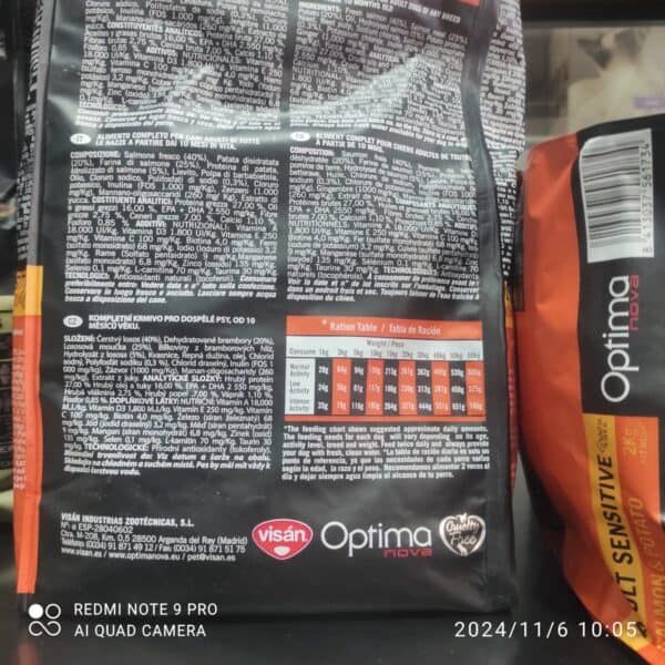 Alimento para perros en bolsa de 3kg con ingredientes nutritivos y gráficos de ración.