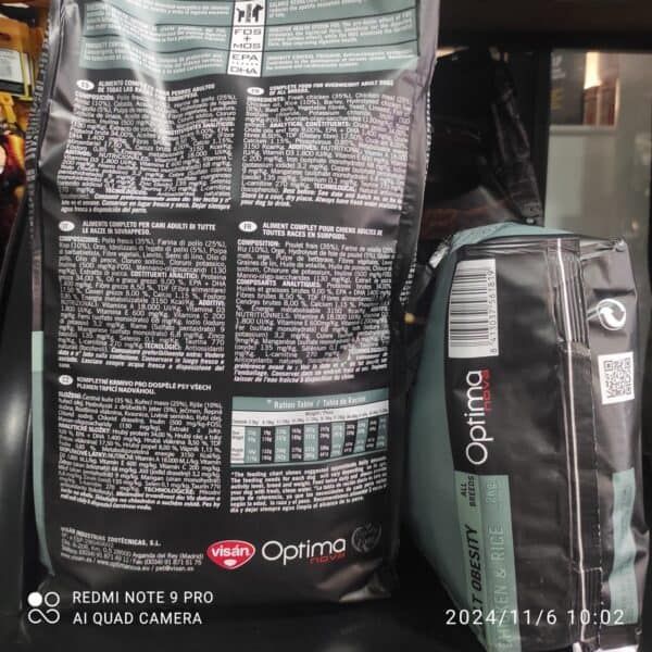 Alto texto: Comida para perros adultos en paquete de alimentación blanca y negra con información detallada.