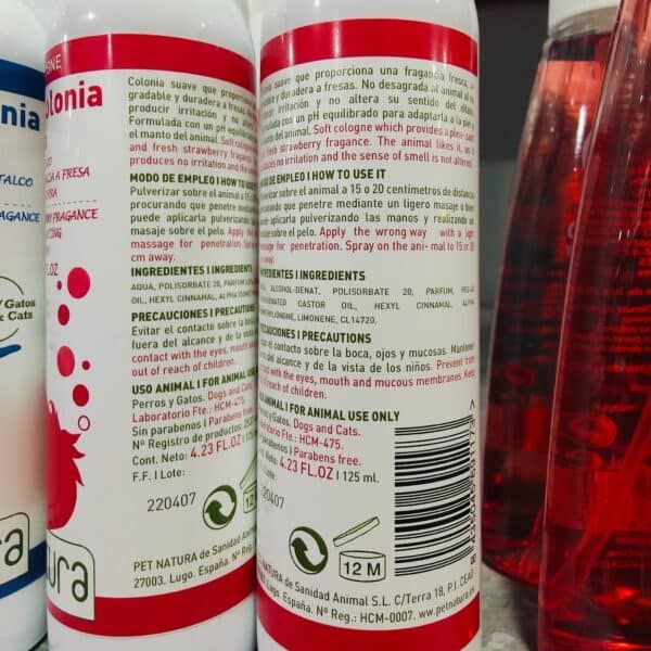 Colonia para perros con fragancia a fresa, suavidad y duración, ideal para mascotas, sin irritación, en formato spray de 125 ml.