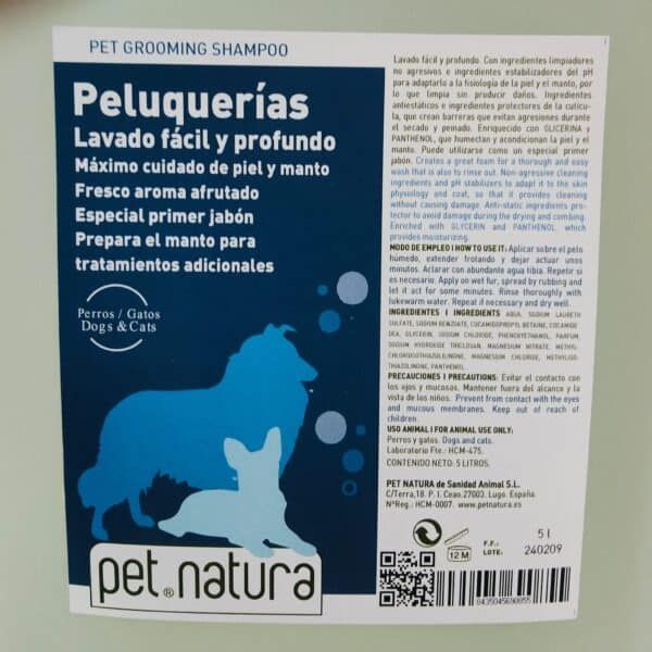 Bebé, perro y gato en ilustración, demostrando cuidado de mascotas con shampoo natural Pet Natura.
