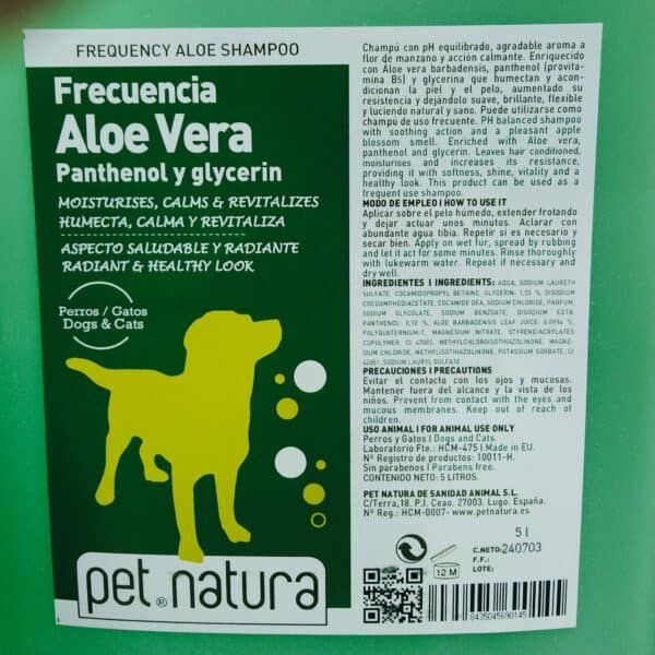 Aloe vera shampoo for dogs and cats, hydrating and revitalizing with panthenol and glycerin.