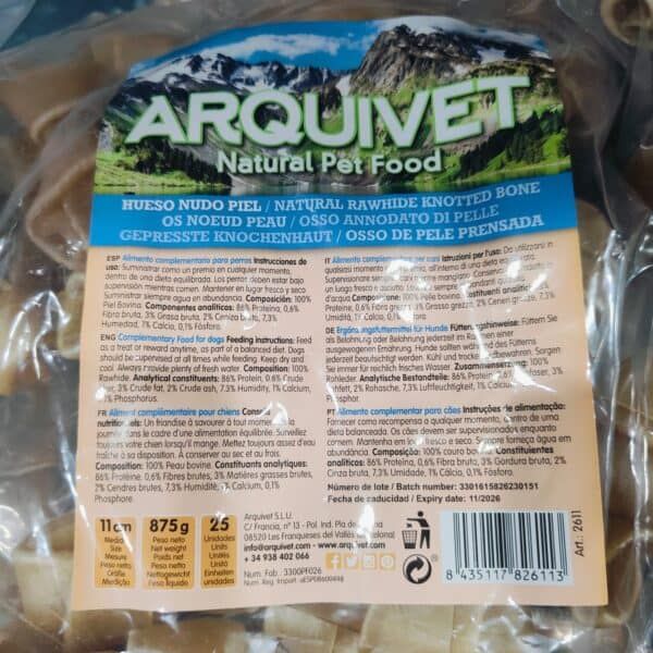 Hueso de perro natural en envase con información en varios idiomas y detalles del producto.