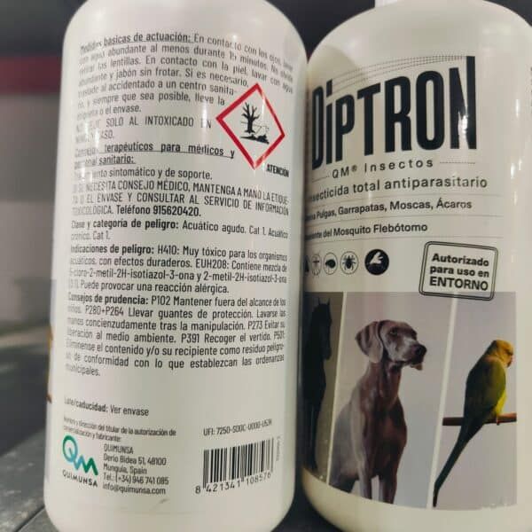 Insecticida total antiparasitario para mascotas en envase de spray con perro y loro en la etiqueta.