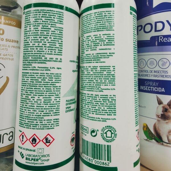 Pulverizador insecticida en aerosol con etiqueta en español y advertencias de seguridad.