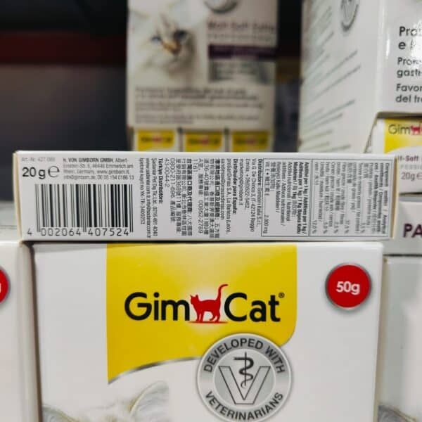 Gatos, comedero y alimento para felinos, producto GimCat de calidad para mascotas.
