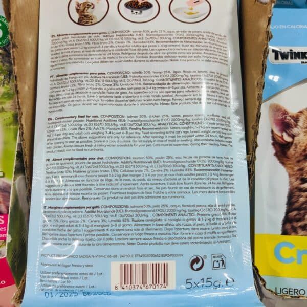 Salmono 50%, pollo 25%, alimento complementario para gatos, comida húmeda para felinos con ingredientes naturales y nutritivos.