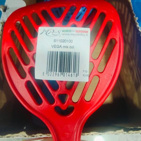 Vara de yoga vintage roja, diseño con ranuras para mejor agarre y flexibilidad. Ideal para ejercicios y relajación.