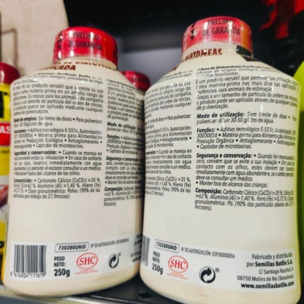 Botes de suplemento de calcio con etiquetas en español, ingredientes y instrucciones de uso.