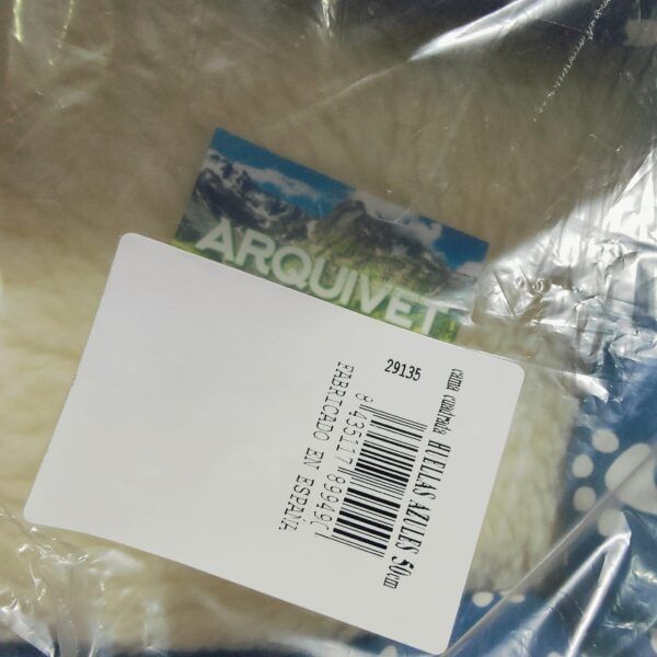 Barra de queso en paquete sellado con etiqueta de ARQUVET y código de barras en tienda de mascotas.