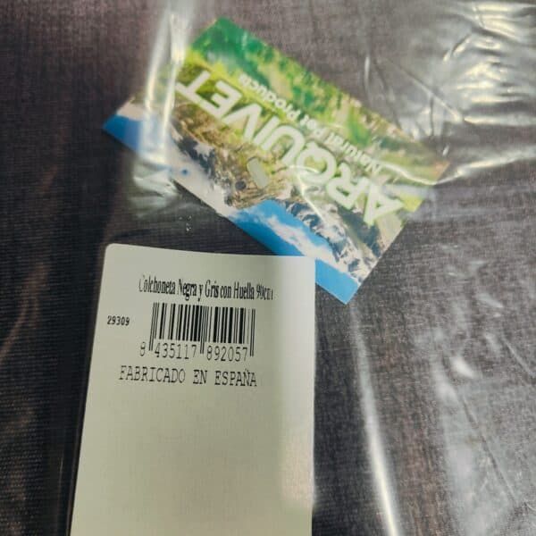 Calamar de color negro y gris con olor fuerte en envase plástico.