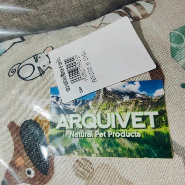 Natural Pet Products, etiqueta de producto Arquivet, con paisaje montañoso y naturaleza para mascotas sostenibles.